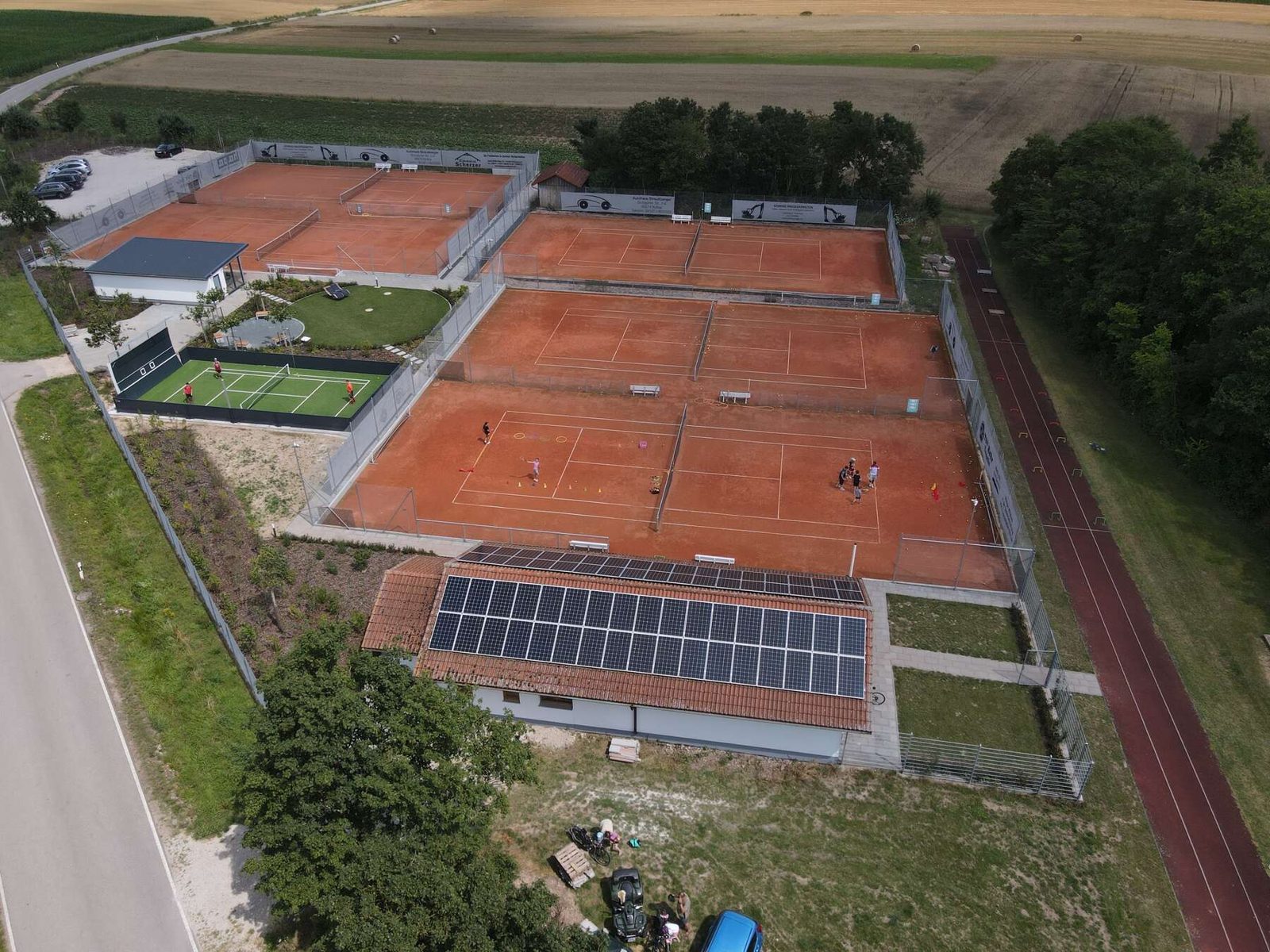 Photovoltaik-Module auf den Dächern der Tennisanlage des TSV Rohr