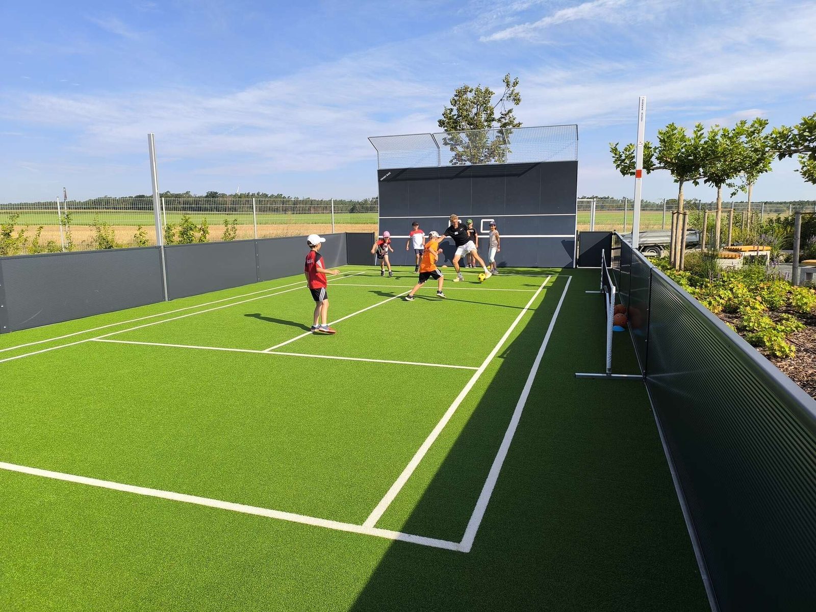 Tennisbälle im Einsatz an der Ballwand des TSV Rohr