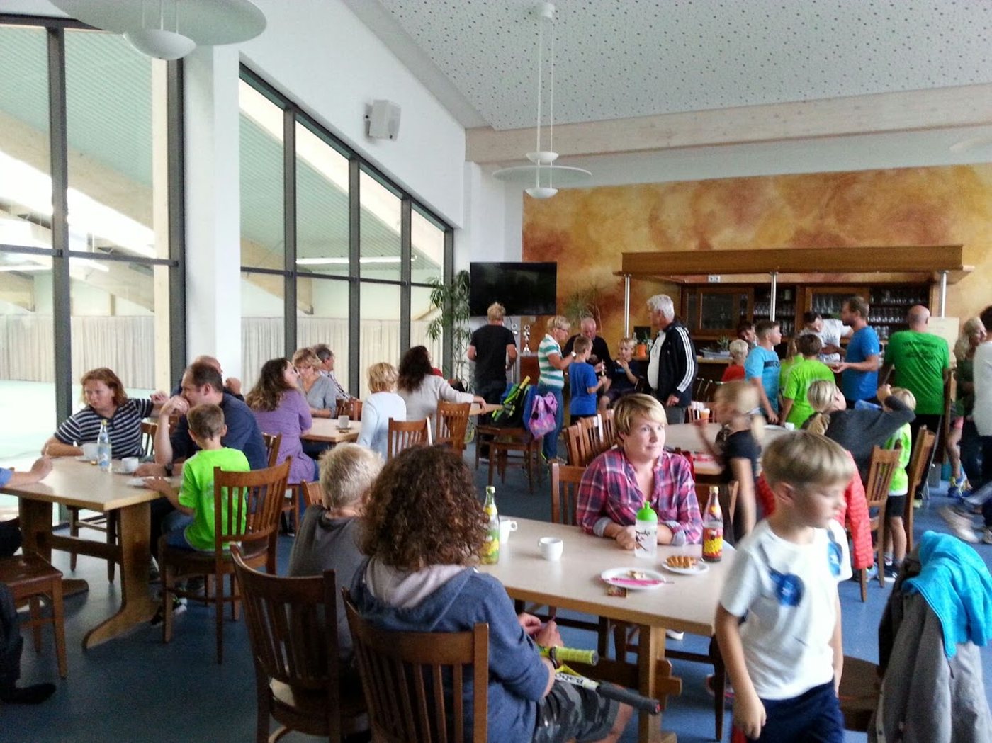 Volles Bistro der TSV-Rohr-Tennishalle mit Blick auf die Hallenplätze