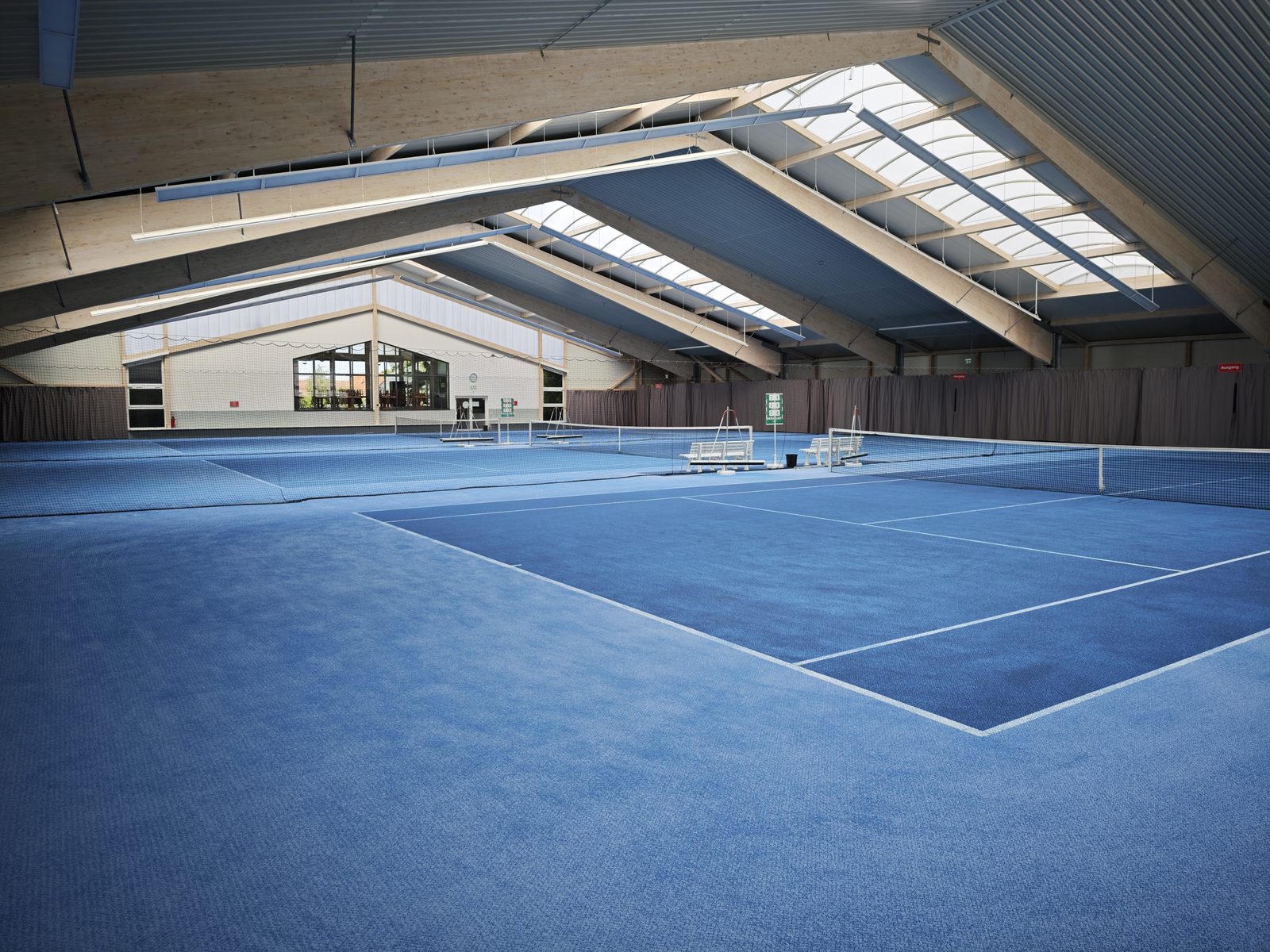 Blendfreie LED-Beleuchtung in der Tennishalle des TSV Rohr