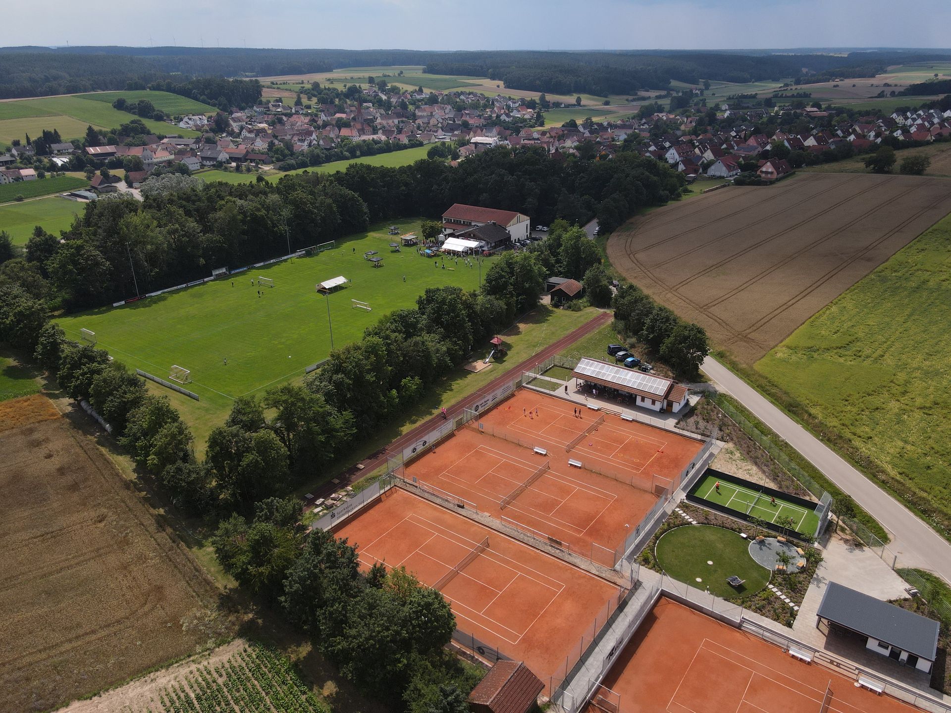 Tennisanlage des TSV Rohr im Sonnenuntergang